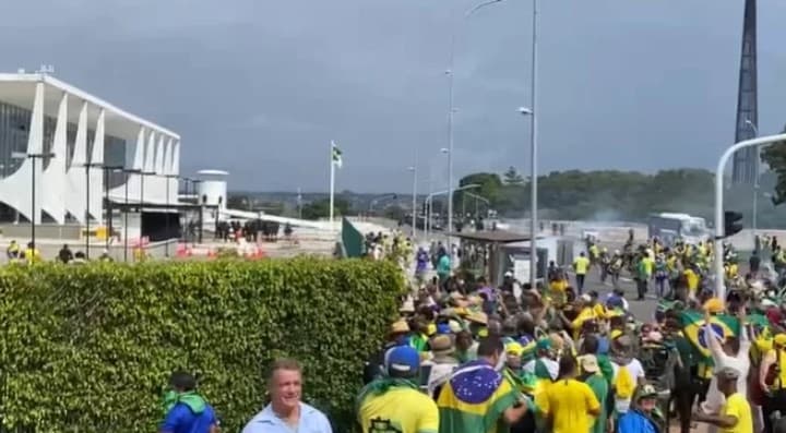 FOTOS: Manifestantes chegam ao Palácio do Planalto