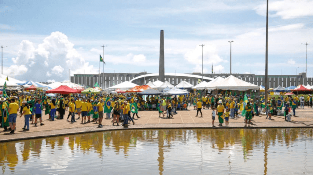 Cerca de 80 ônibus chegam a Brasília para ato anti-Lula
