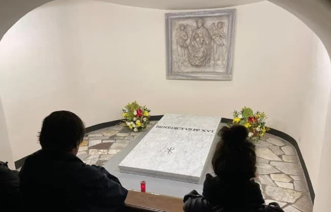 Vaticano abre visitação a túmulo do papa Bento XVI