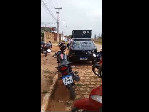 [VÍDEO] Funcionários de motel fazem greve e protesto com carro de som em Mossoró