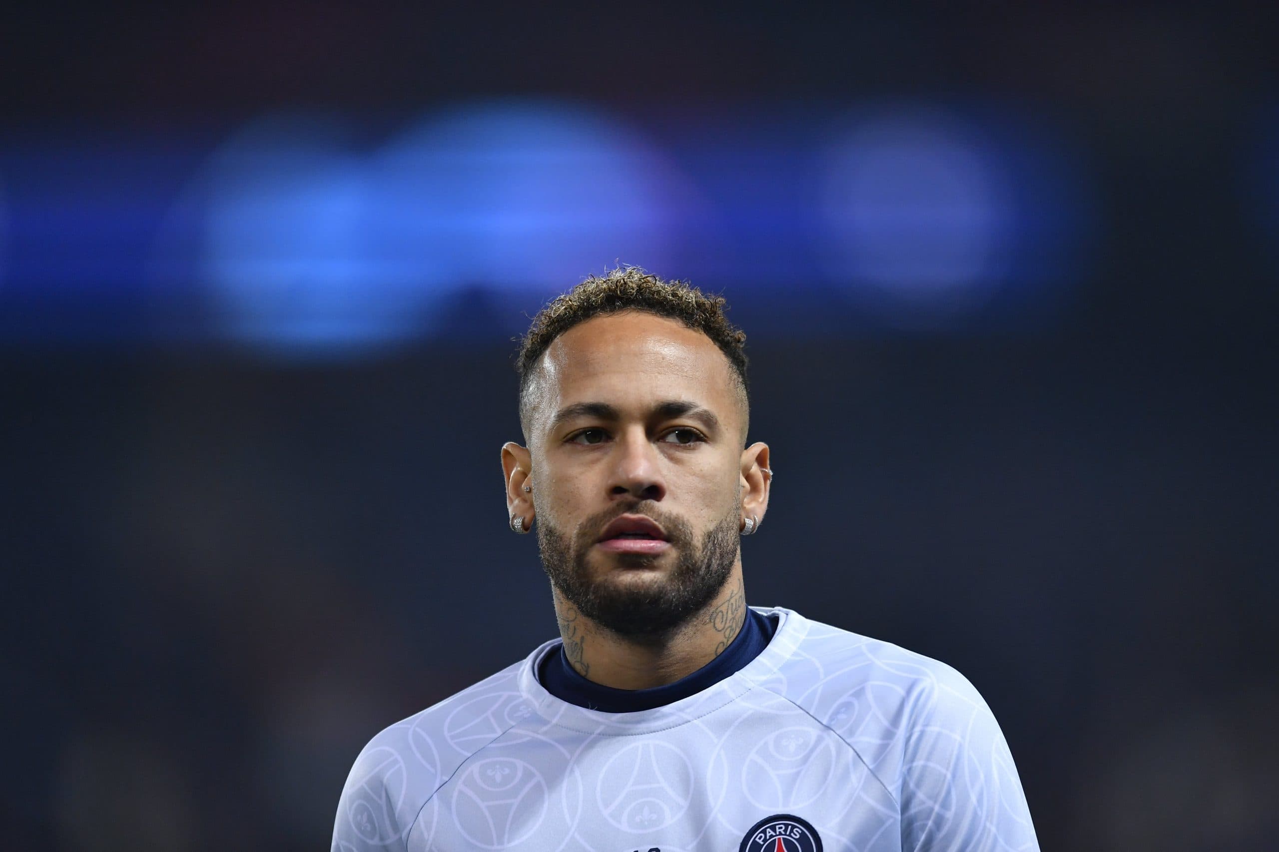 Neymar lamenta lesão no tornozelo ‘de novo' e recebe mensagem de Mbappé