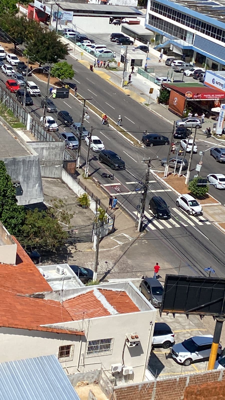[VÍDEO] Acidente na Hermes da Fonseca, com carros e motocicletas, deixa feridos e congestiona trânsito