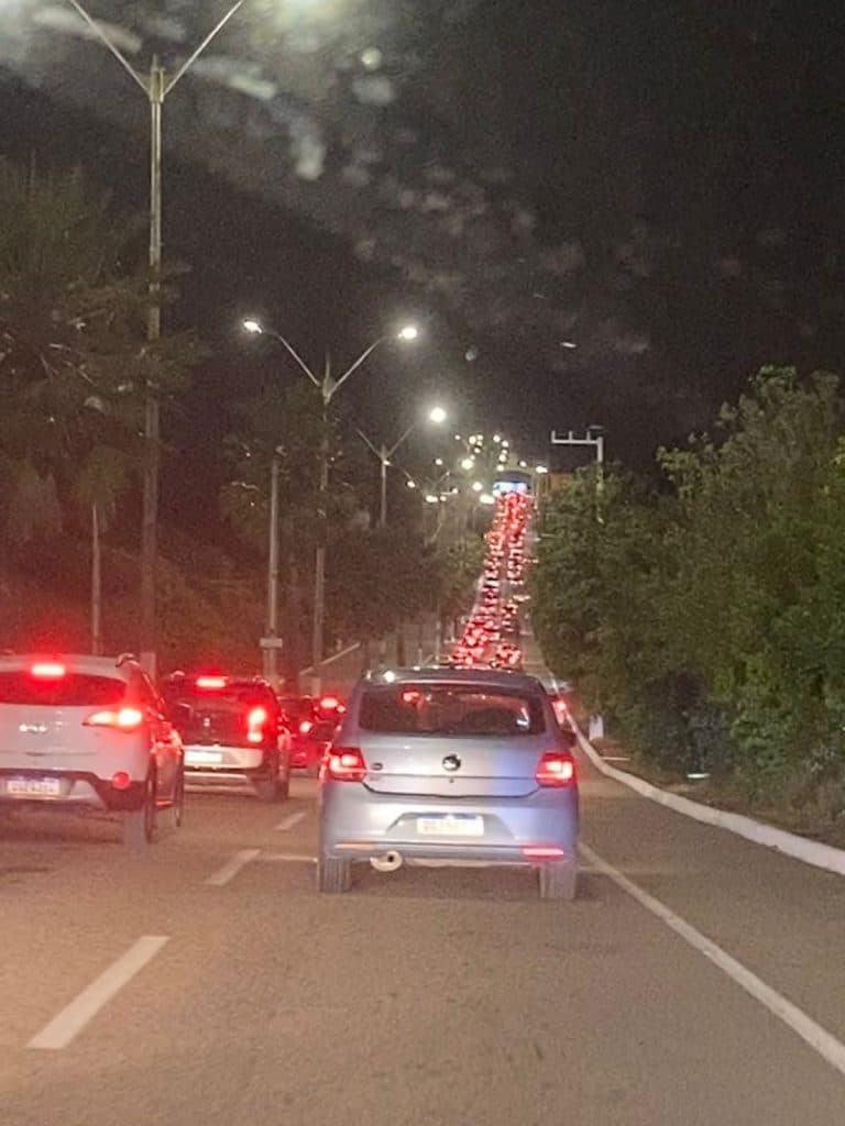 FOTO: Engarrafamento gigante se forma nesta sexta à noite de Carnaval no litoral Sul