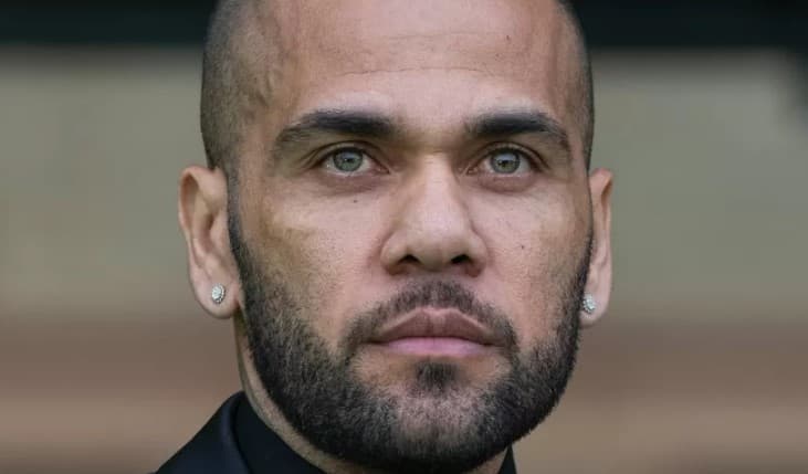 Justiça espanhola nega recurso a Daniel Alves, e jogador seguirá em prisão preventiva por risco de fuga elevado