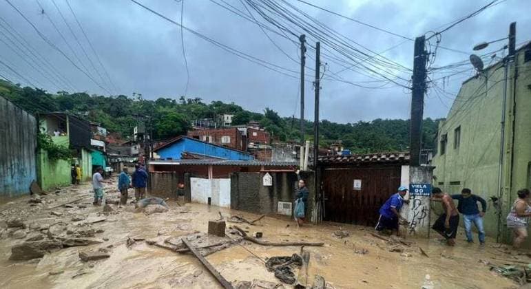 Temporal causa duas mortes no litoral norte de SP, e governo diz que região deve ser evitada; chuvas em 24 horas ultrapassaram os 600 mm