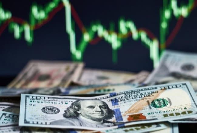 Bolsa cai 7,49% e dólar sobe 2,92% em fevereiro