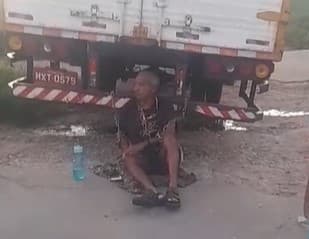 [VÍDEO] Homem se acorrenta em caminhão e faz greve de fome para protestar contra buracos em São Gonçalo do Amarante