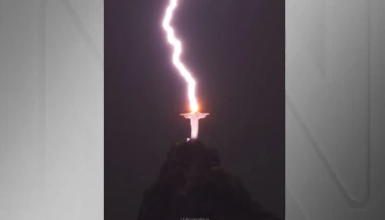 FOTOS: Impressionante! Cristo Redentor é atingido por raio
