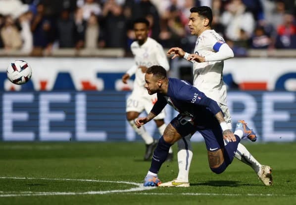 PSG confirma lesão no ligamento do tornozelo de Neymar e não dá prazo para retorno