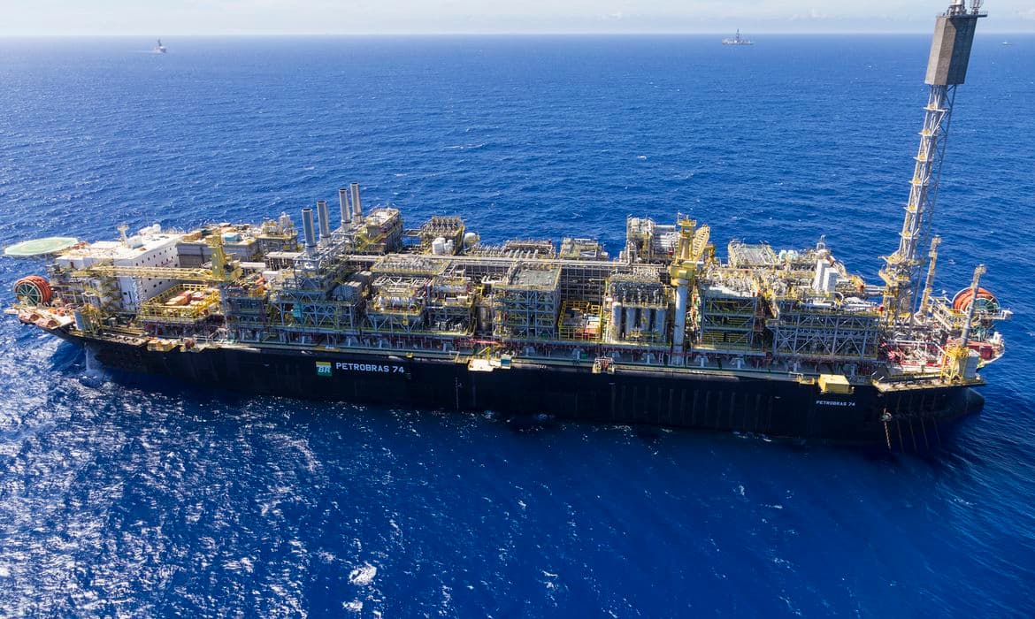 Produção de petróleo e gás natural no Brasil bate recorde em 2022, diz ANP