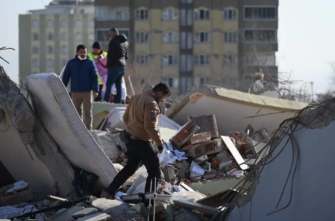 Saqueadores invadem lojas e casas após terremoto na Turquia; dezenas foram presos