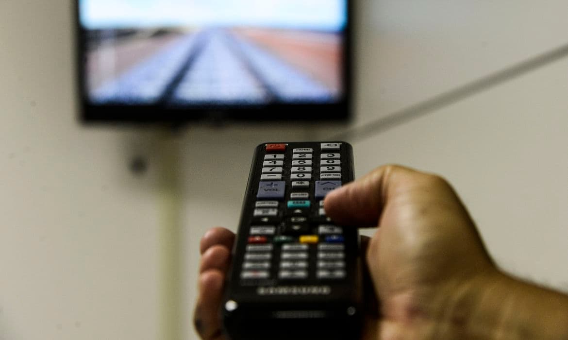 Jovens de até 24 anos veem 7 vezes menos TV aberta do que idosos