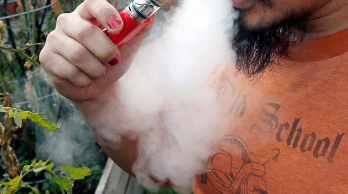 ‘Vape de vitaminas' tem proibição da Anvisa, mas é vendido livremente na internet; profissionais de saúde alertam para os riscos