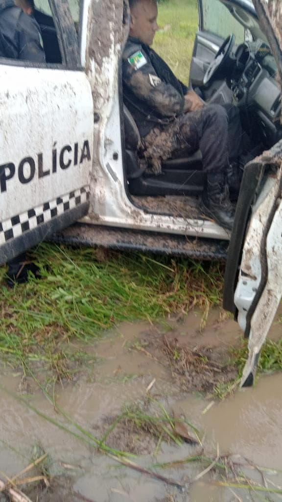 Vídeo: Carro da PM capota e policiais ficam feridos na BR 406- São Gonçalo