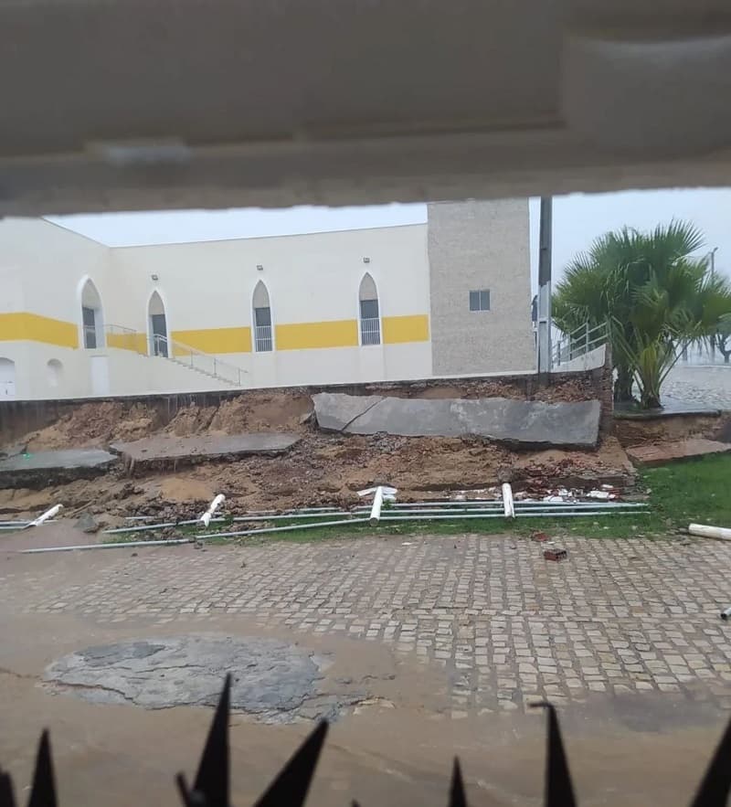 Calçada da Igreja de Assú desaba por causa das chuvas