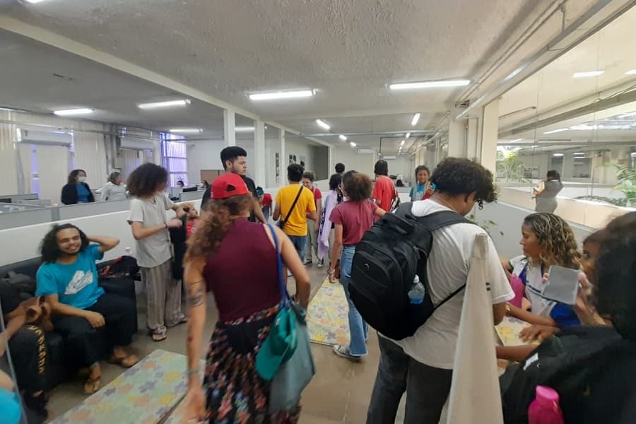 Estudantes ocupam Secretaria Estadual de Educação em Natal