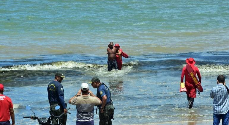 Homem é preso após entrar em área interditada de praia pernambucana onde ocorreram ataques de tubarão