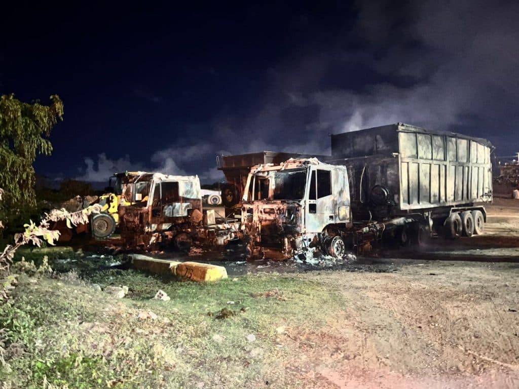 FOTOS: Bandidos queimam caminhão e trator em antigo lixão de Cidade Nova