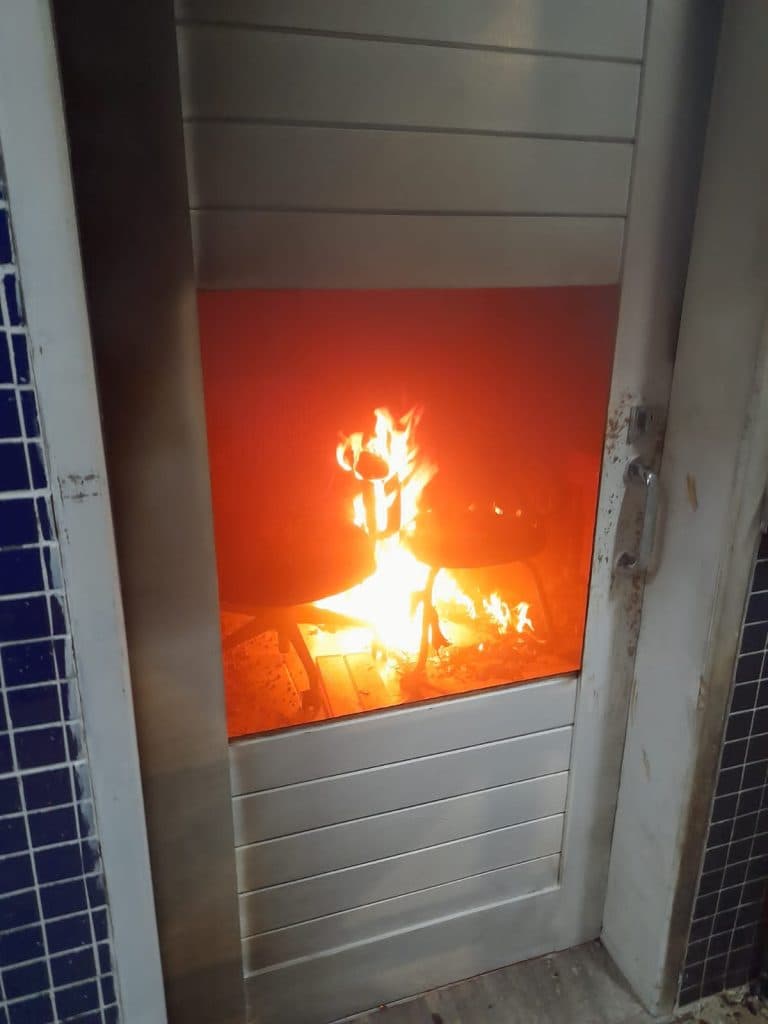 FOTO E VÍDEO: Bandidos colocam fogo em estação de trem em Parnamirim