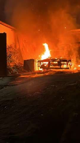 VÍDEO: Bandidos incendeiam prédio e destroem parte da frota veicular da Secretaria de Obras em Acari