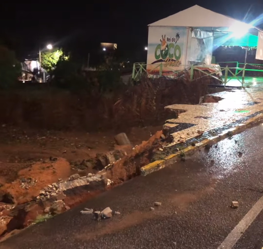 FOTOS: Trecho de calçadão na Av. Roberto Freire, em Ponta Negra, desaba após chuvas