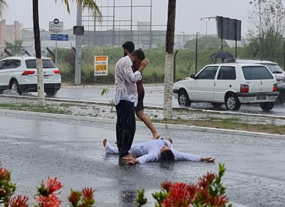 VÍDEOS: Casal chama a atenção e assusta motoristas que passavam pela Av. Gastão Mariz, em Cidade Verde