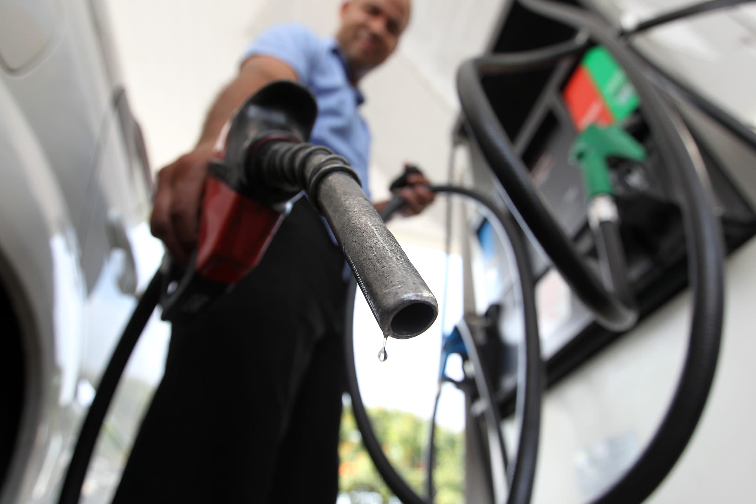 Gasolina sobe 3,3% no país na primeira semana após retomada da cobrança de impostos federais sobre combustíveis