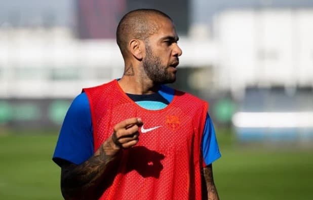 Preso na Espanha, Daniel Alves organiza partidas de futebol e até torneio em presídio