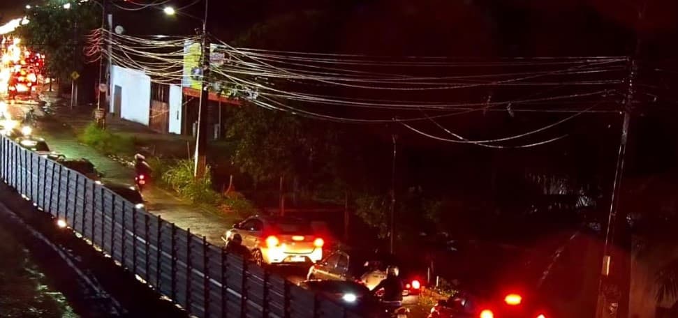 STTU orienta população que vai para a Zona Norte a utilizar a ponte Newton Navarro após parte da pista na av. Felizardo Moura ceder