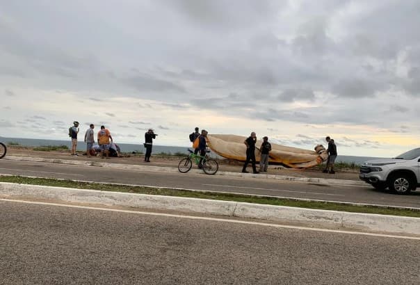 Instrutor morre após queda de parapente durante voo na Via Costeira, em Natal