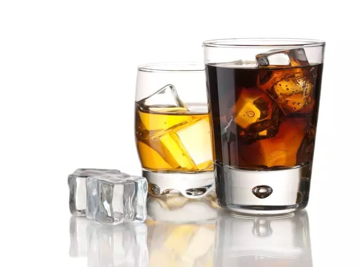 Misturar álcool com refrigerante zero açúcar deixará você mais bêbado do que misturar com refrigerante normal
