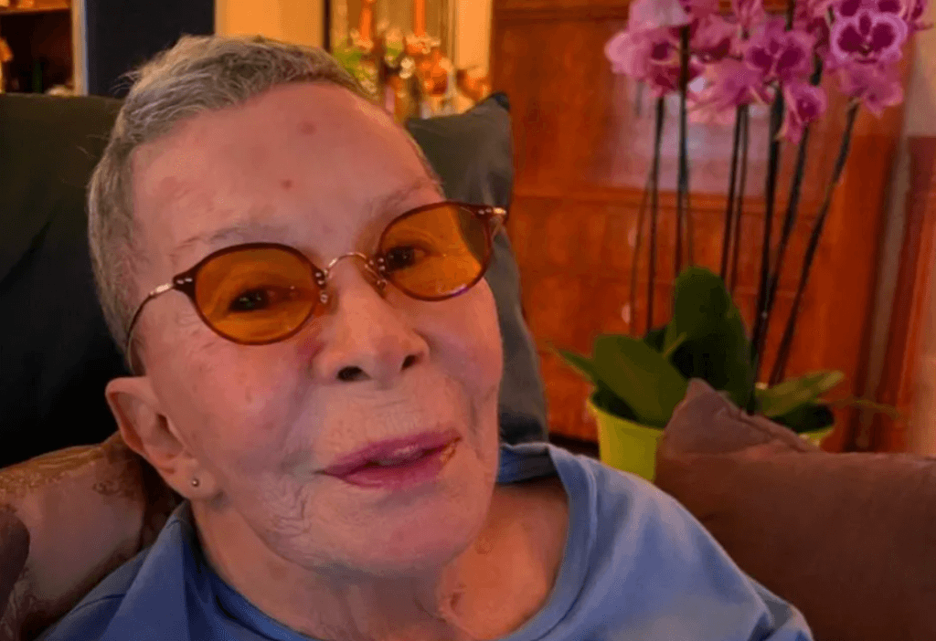 Após internação, Rita Lee tem alta e volta para casa