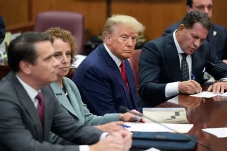 Trump chega ao tribunal criminal de Nova York para primeira audiência e se declara inocente