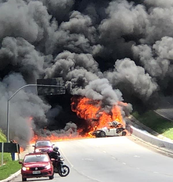 VÍDEO: Veículos pegam fogo em acidente com feridos na BR-408 em Recife. Ao menos três colisões envolveram 12 veículos, incluindo seis caminhões