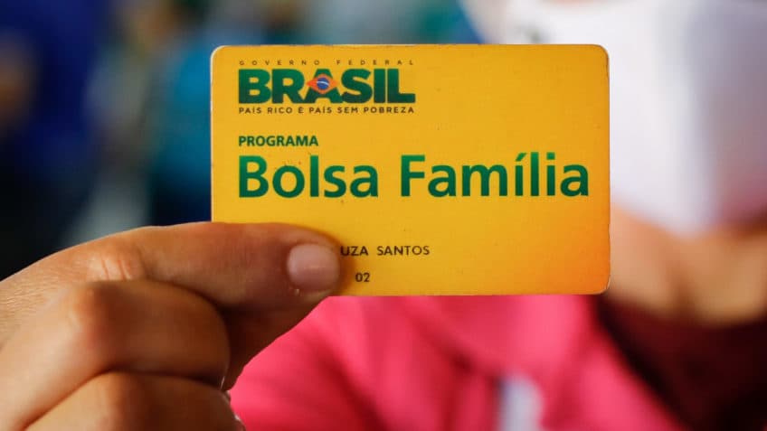 Governo bloqueia Bolsa Família de 1,2 milhão de usuários