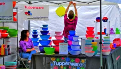 Ações da Tupperware caem após alerta de que empresa poderia falir
