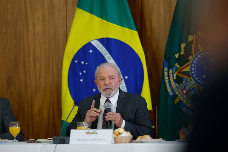Lula diz não ter pressa e evita se comprometer com indicação de preto ou mulher ao STF