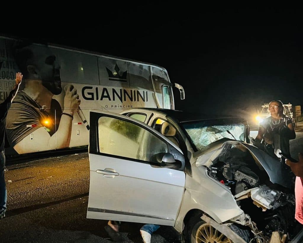 Acidente: ônibus do cantor Giannini Alencar colide em estrada no interior do RN