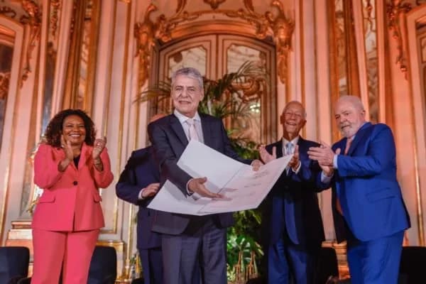 Chico Buarque manda recado a Bolsonaro ao receber prêmio de Lula: “O ex-presidente teve a rara fineza de não sujar o meu prêmio Camões”