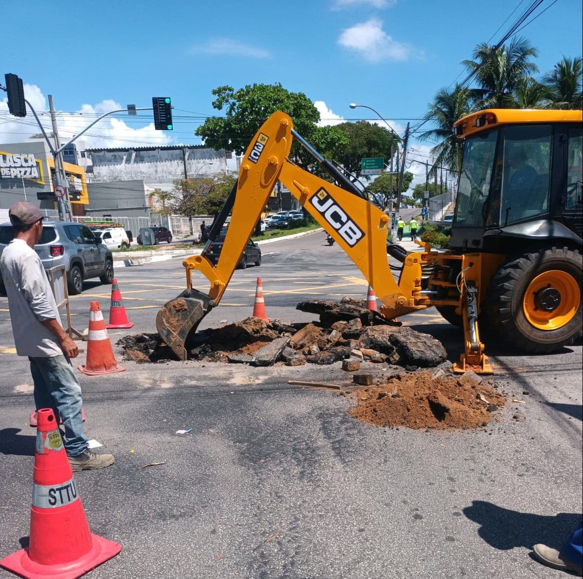 Obra no cruzamento das avenidas Prudente e Alexandrino afeta trânsito na região