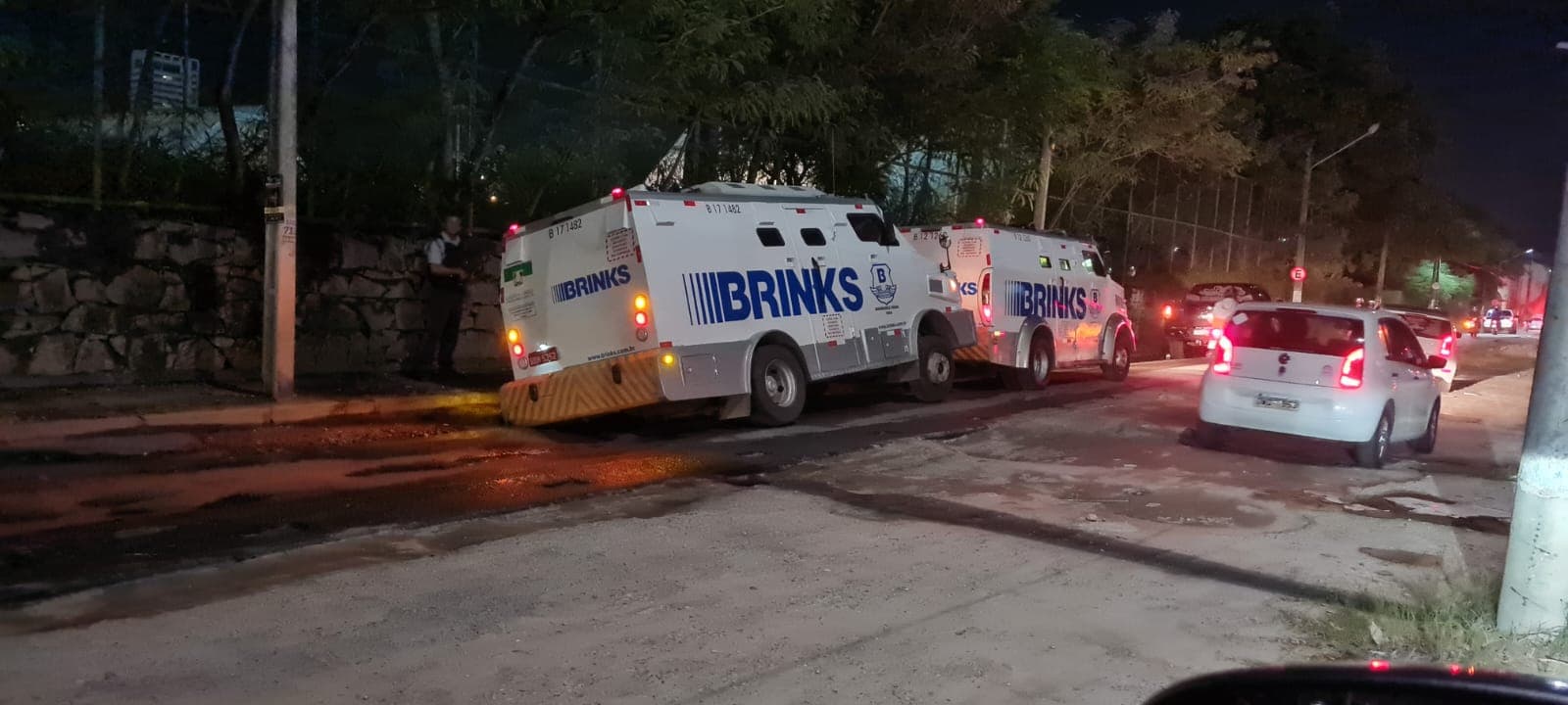 [FOTOS] DESMANTELO: Carro-forte cai em buraco na av. Jerônimo Câmara, em Natal