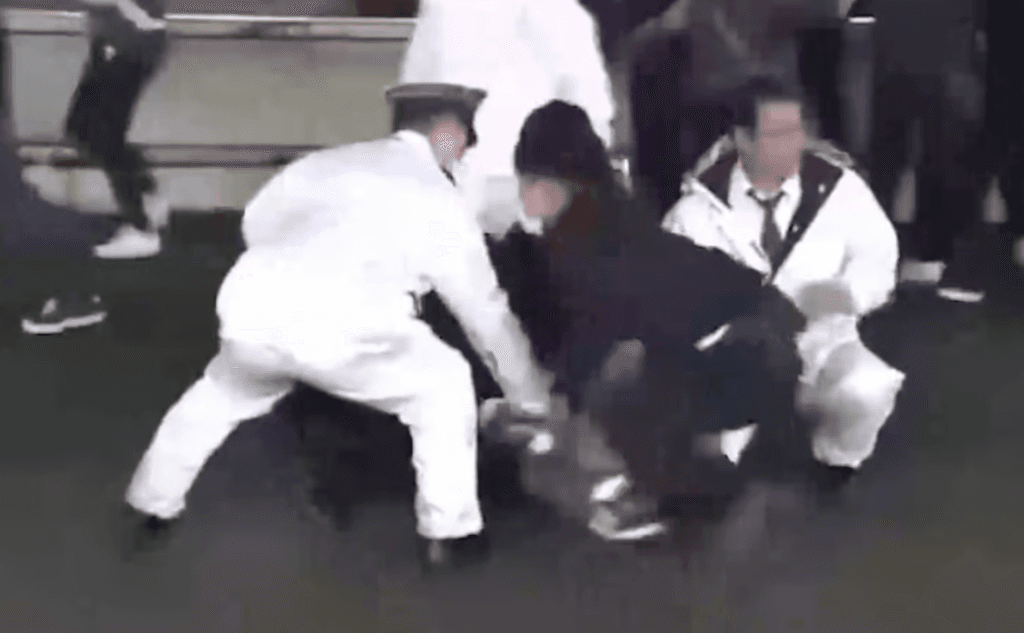 VÍDEO: Primeiro-ministro do Japão é evacuado às pressas após barulho de explosão