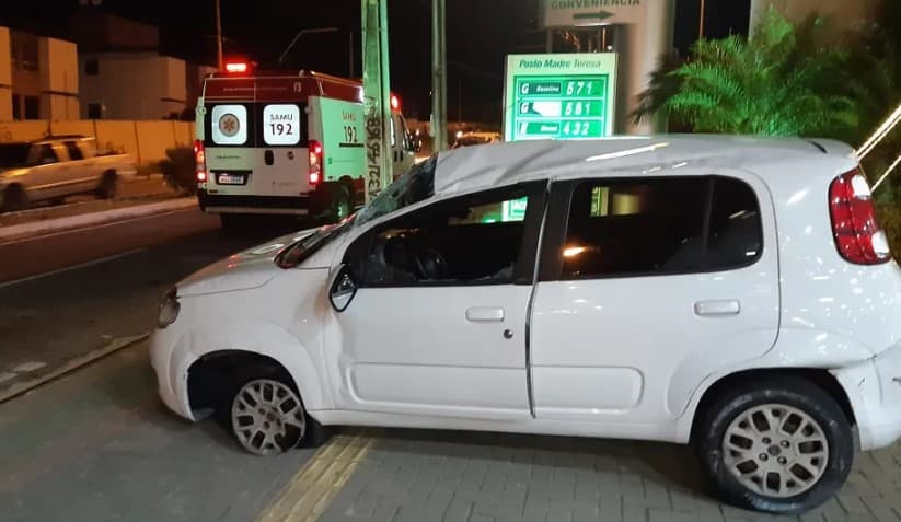 Motorista fica ferido após carro conduzido por ele capotar na Zona Sul de Natal