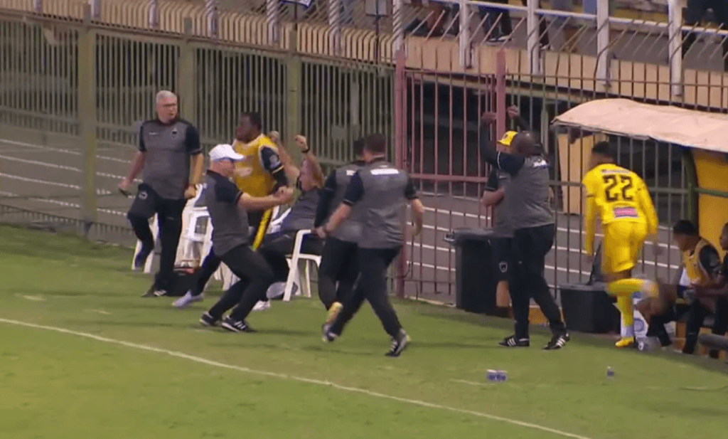 [VÍDEO] COPA DO BRASIL: Jogador é substituído, sai reclamando, time faz gol e técnico provoca com gestos obscenos