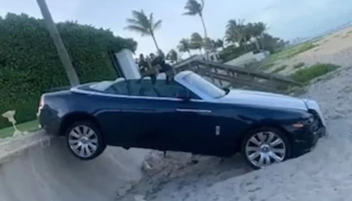 Idosa bate carro de quase R$ 7 milhões e destrói escultura avaliada em mais de R$ 16 milhões