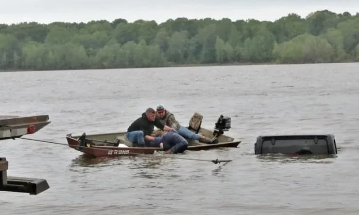 Mulher desaparece por dois dias e é encontrada viva em carro submerso