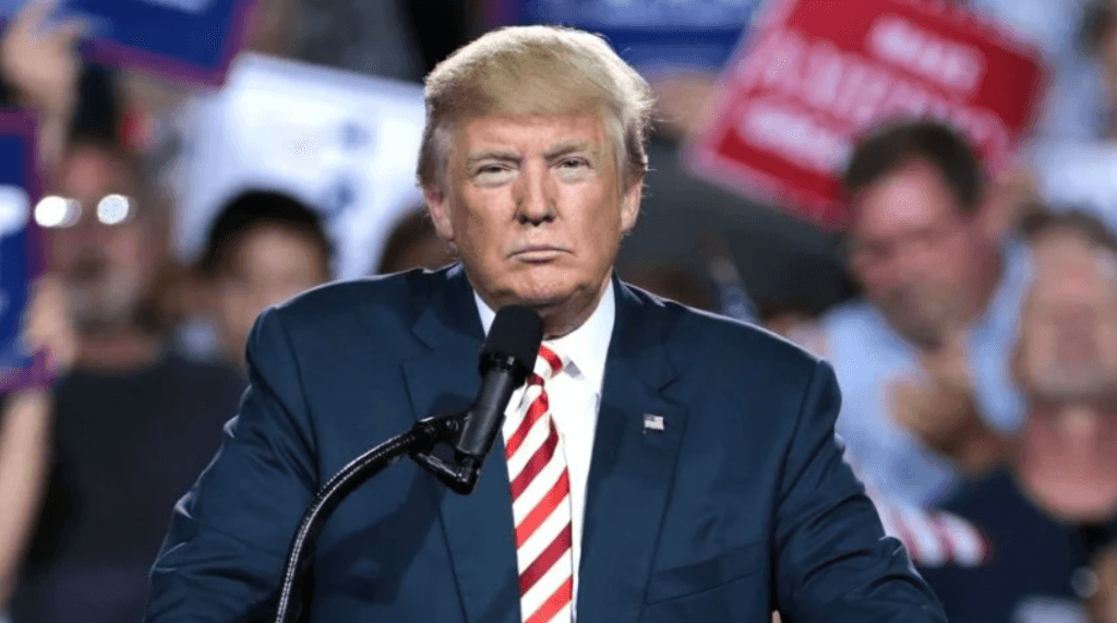 Trump se apresenta e enfrenta audiência de acusação nesta terça-feira (4)