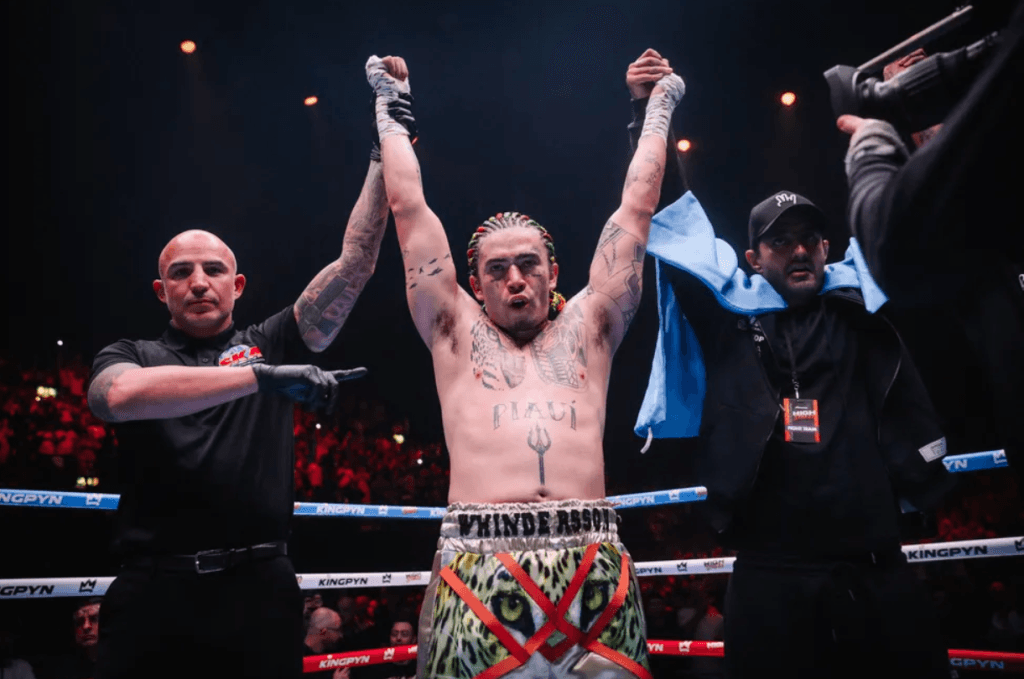 VÍDEO: Whindersson Nunes vence rapper polonês por nocaute em torneio internacional de boxe
