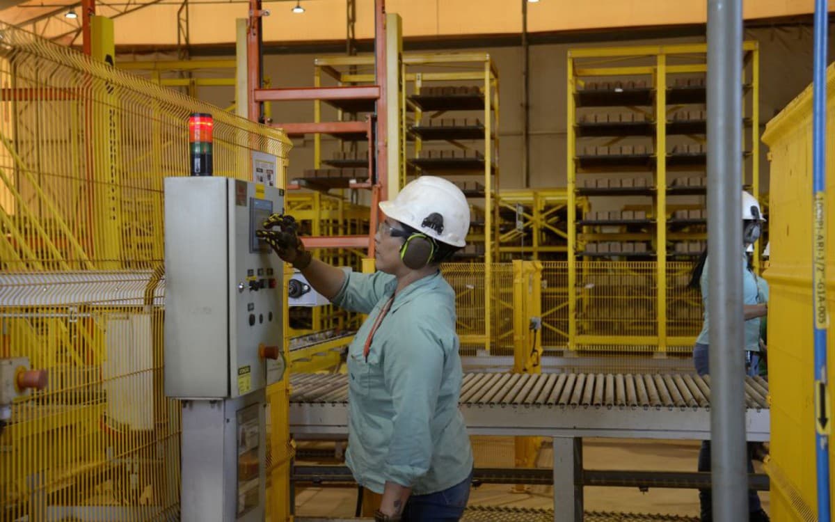Produção industrial brasileira registra queda de 0,3% em janeiro, aponta IBGE