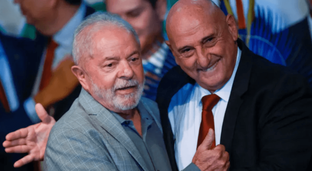 “Sombra” de Lula, bolo de aniversário com PMs em greve, quase ministro da Defesa: o percurso de Gonçalves Dias desde 2003